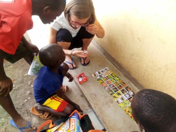 Leitner Eva mit Kindern in Kenia